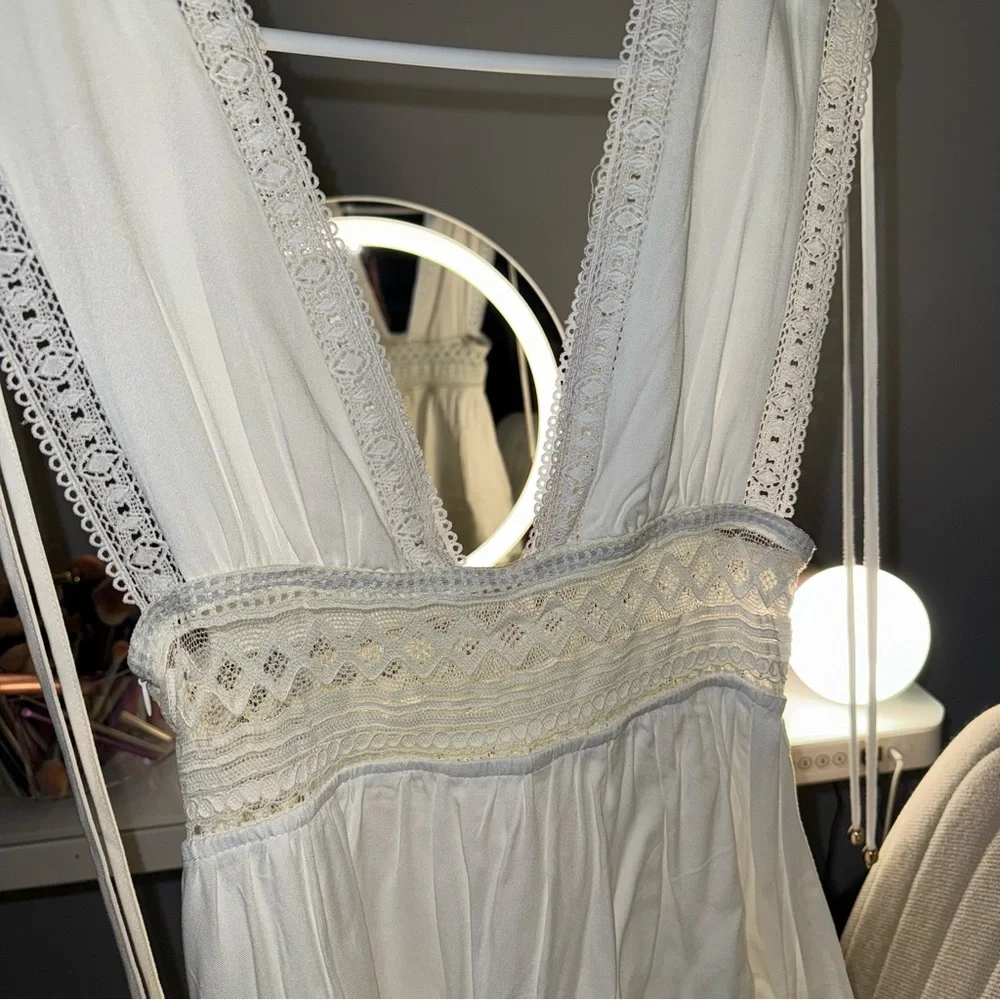 White Plunge Sleeveless Lace Dress - Picture 4 of 11